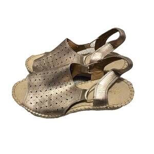 Clark’s Women’s Gold Leather Rope Wedges Size 8 W Excellent Used Condition